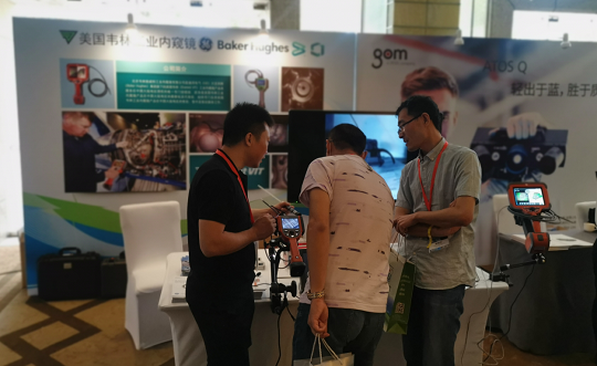 北京韦林意威特工业内窥镜有限公司的技术人员，正在为与会者介绍韦林工业内窥镜在汽车检测方面的应用