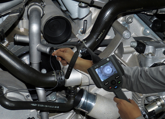 使用韦林工业内窥镜进行汽车检测的现场图