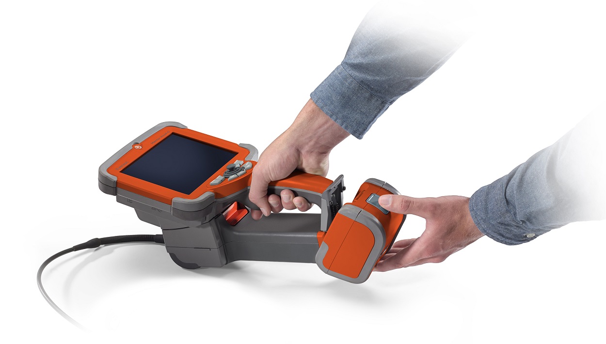 按照接口正确安装镜头、电池等部件