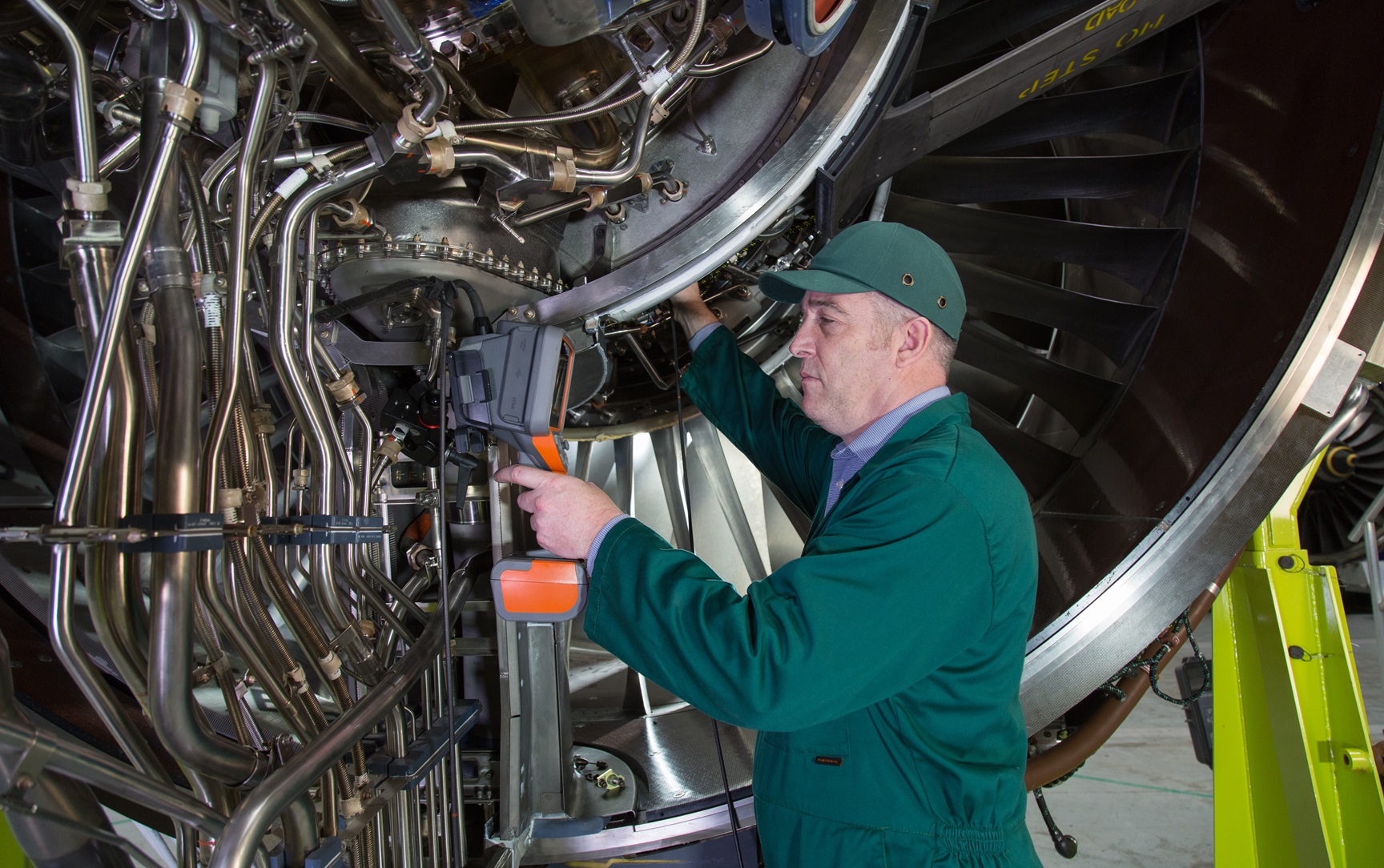 使用韦林工业内窥镜检查航空发动机