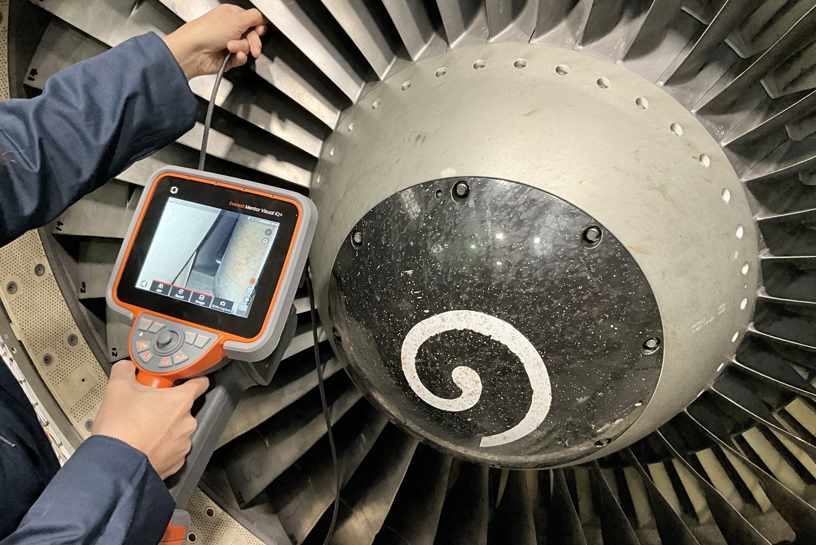 使用孔探仪检查航空发动机